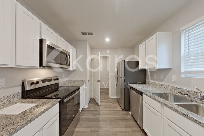 Building Photo - 229 Topaz Ln