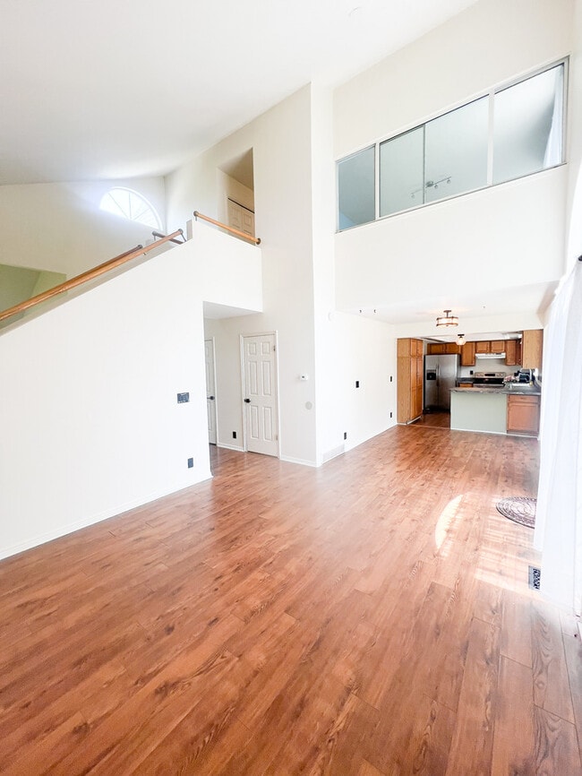 Building Photo - Stylish Light & Bright Space in the Heart ...