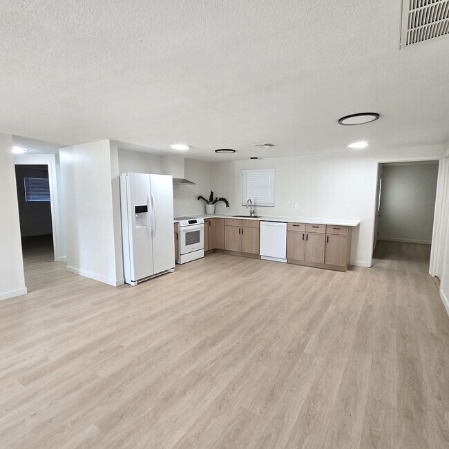 Building Photo - 3/2.5/1 Beautifully Updated Crystal River Home with Carport, Garage & Fenced Yard