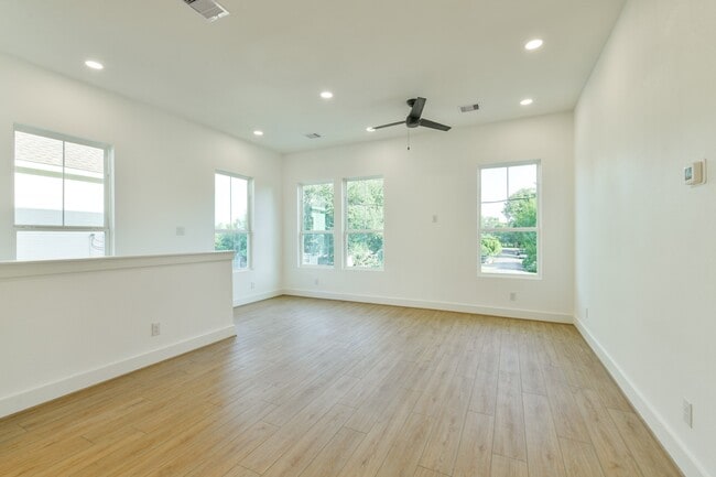 Building Photo - 164 Wallace St