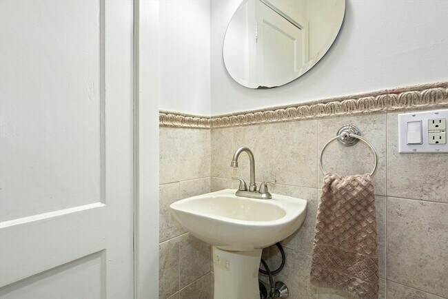 Building Photo - 231 Lagrange St