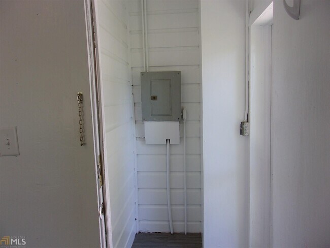 Building Photo - 225 Lowry St NE