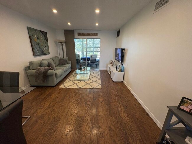 Building Photo - 2161 NE 1st Ct