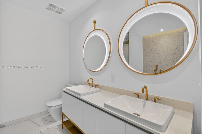 Building Photo - 2655 S Bayshore Dr