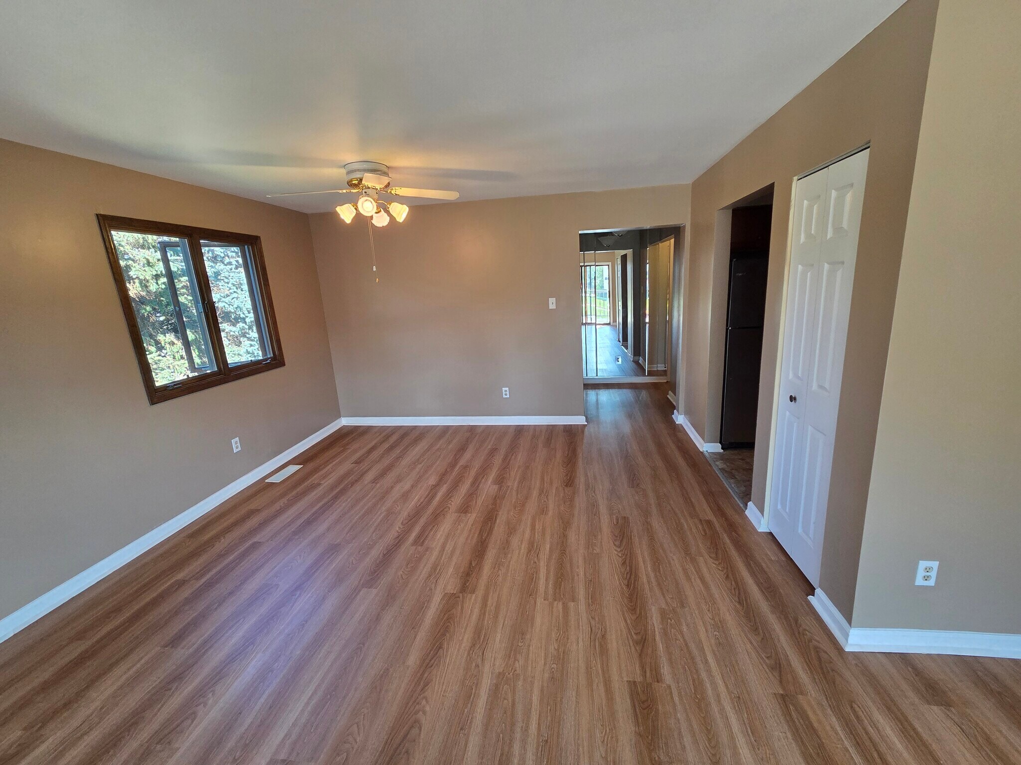 Living room/dining room - 801 Cambridge Cir