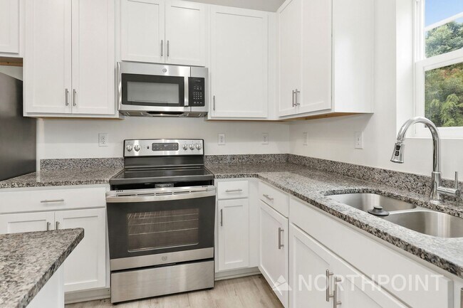 Building Photo - 3-Bedroom, 2.5 Bath Home for Rent in Winston-Salem, NC | Attached 1-Car Garage & Modern Kitchen