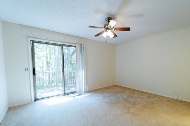 Building Photo - This darling 2 bedroom, 1.5 bath townhome is perfect for low maintenance, one level living! With ...