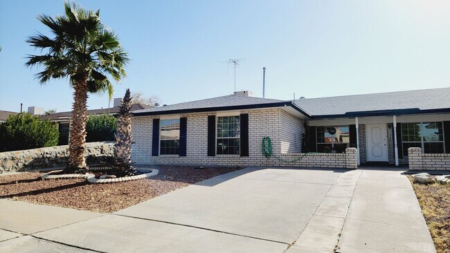 Building Photo - Adorable 2 bdrm, 2 bath apartment in West ...
