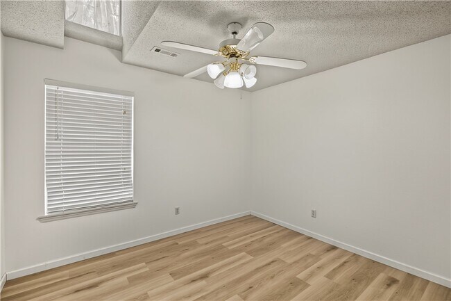 Building Photo - 1602 Parkview Pl