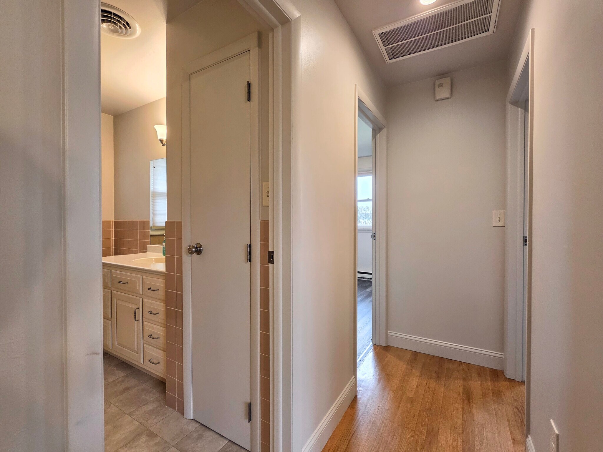 Building Photo - 2 Colonial Ave