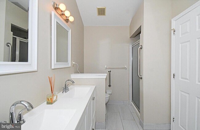 Building Photo - 1039 Greenes Way Cir