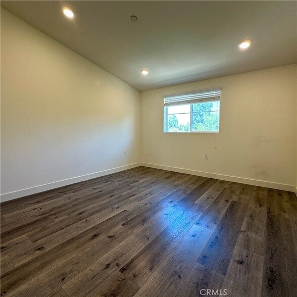 Building Photo - 14019 Vanowen St