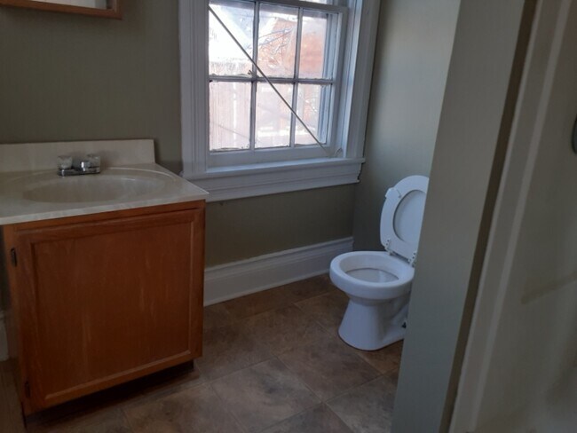 Building Photo - 408 Main St