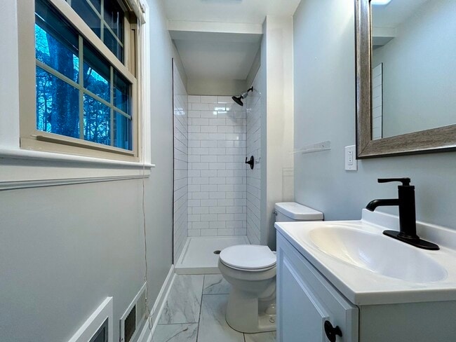 Building Photo - 5922 Amity Pl