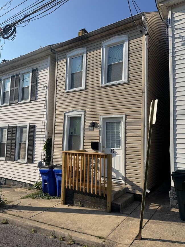 Building Photo - 4 bedroom, 1.5 bath, half double house