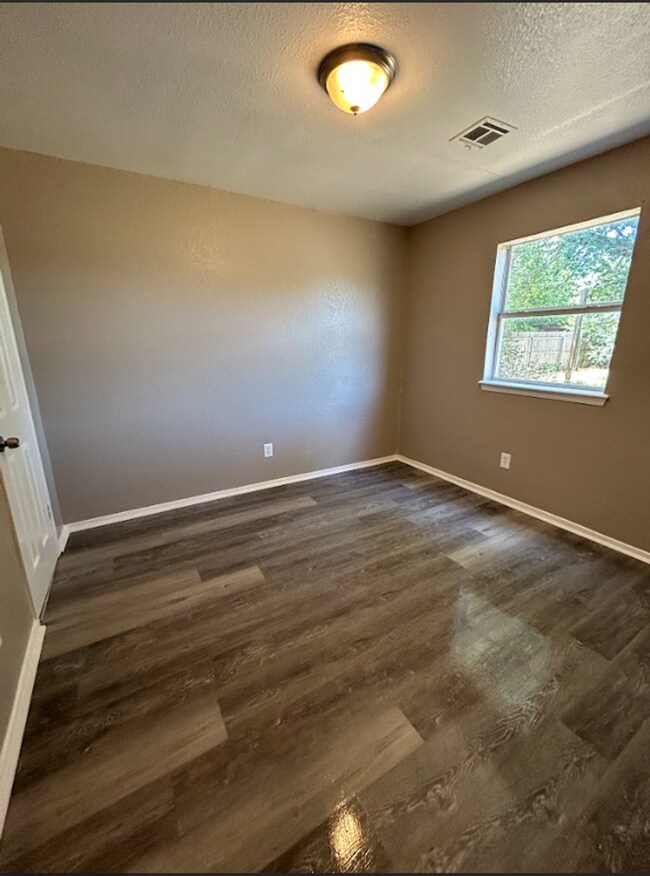 Building Photo - Stunning 4 Bedroom