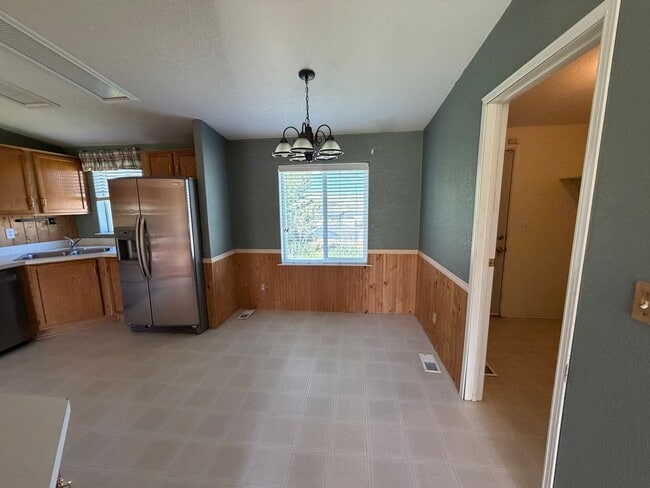 Building Photo - Three Bedroom with Gorgeous Views!