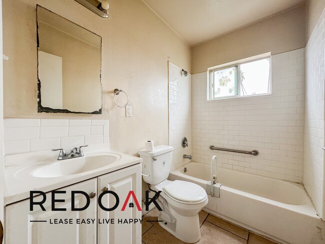 Building Photo - Welcoming One Bedroom with Stunning Tile F...