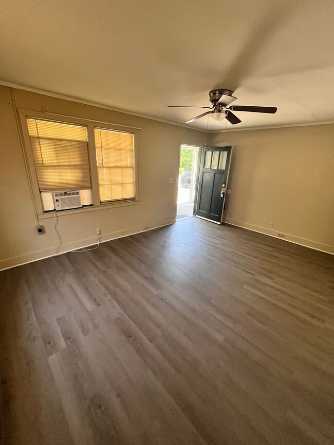 Building Photo - Charming 1 Bedroom