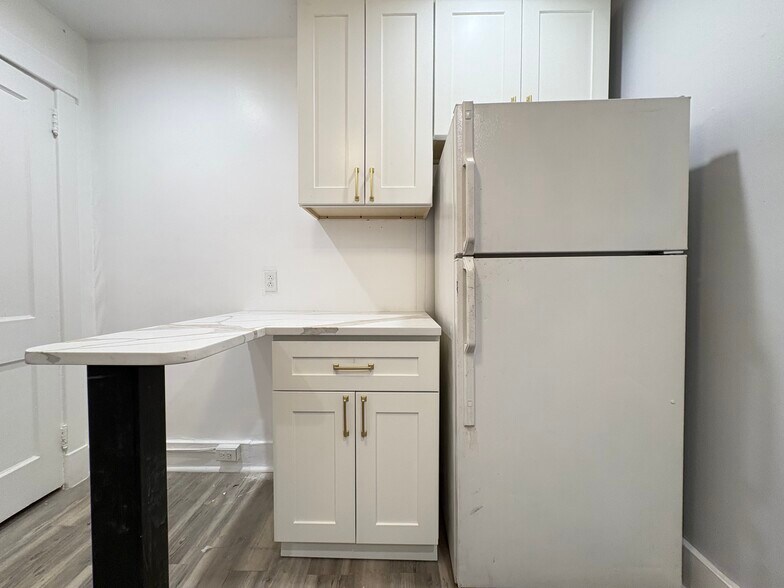 Building Photo - 5836 Phillips Ave