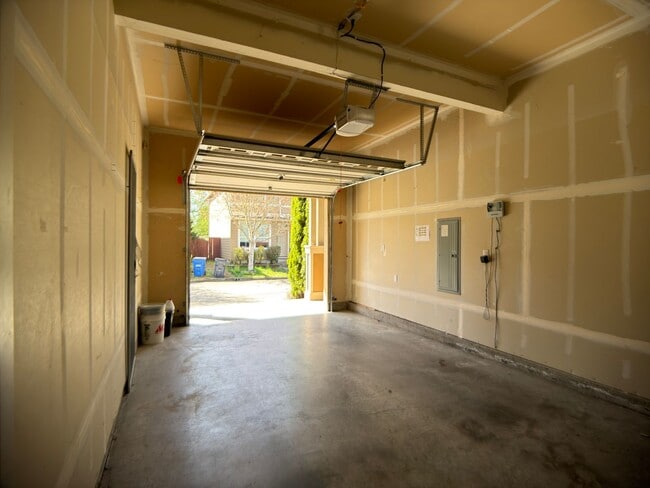 Building Photo - 3608 NE 42nd St
