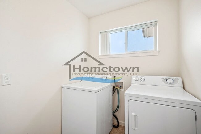 Building Photo - Townhouse Style Home with 3 Bedrooms, 2.5 Bathrooms, and a 2-Car Attached Garage Available in Coe...