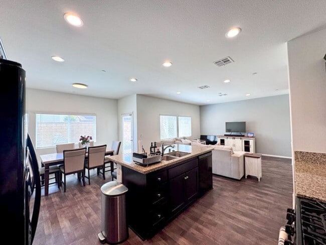 Building Photo - Beautiful 3 bedroom Town house available f...