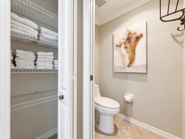 Building Photo - Beautifully furnished 2-bedroom and den, 2-bath in Sterlling Oak