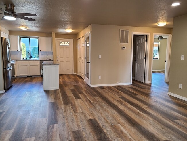 Building Photo - 1100 Excalibur Dr