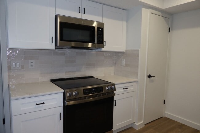 Building Photo - Aberdeen Duplex - 2Bd/2Ba - Remodeled - W/D - Fireplace - Garage - Fenced Patio - $1600