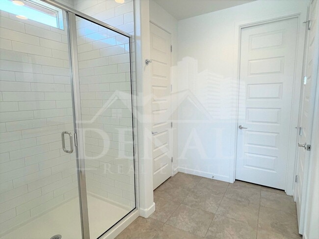 Building Photo - 4622 N 192nd Ln