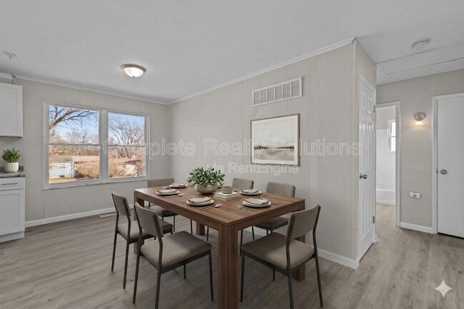 Building Photo - 10432 Royal Dr