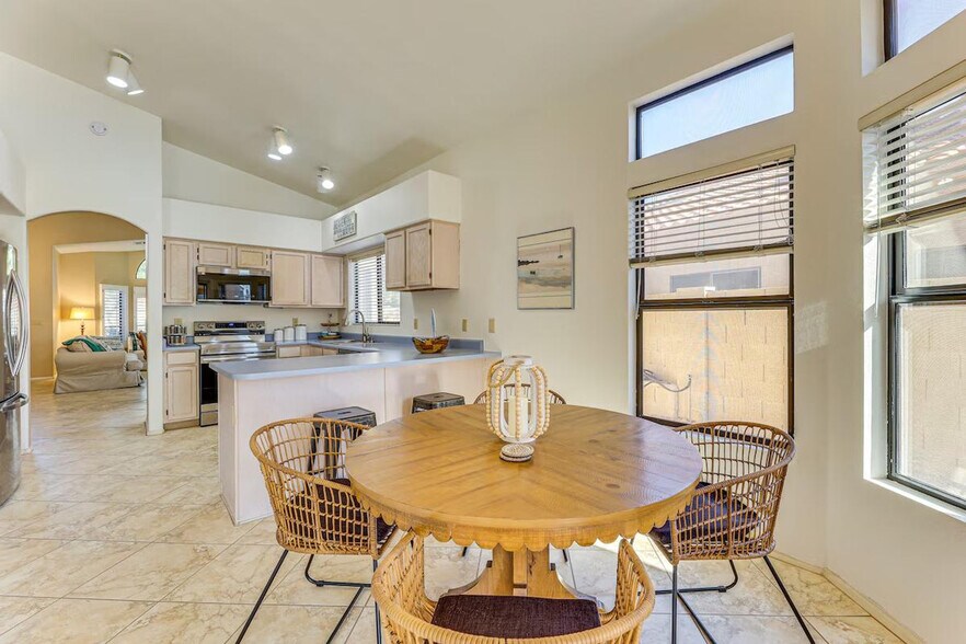 Building Photo - 253 E Vaughn Ave