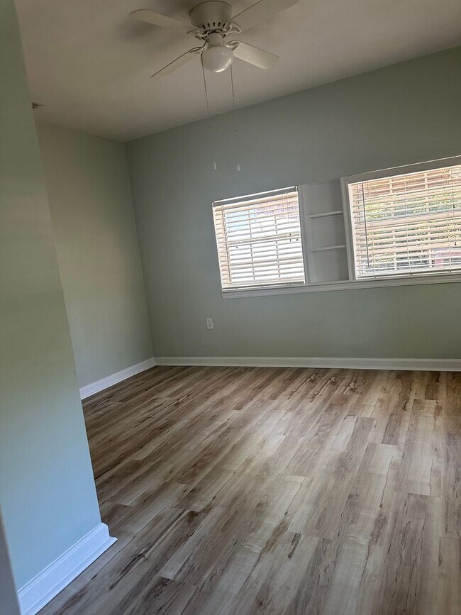 Building Photo - 2 Bedroom Home Available Now