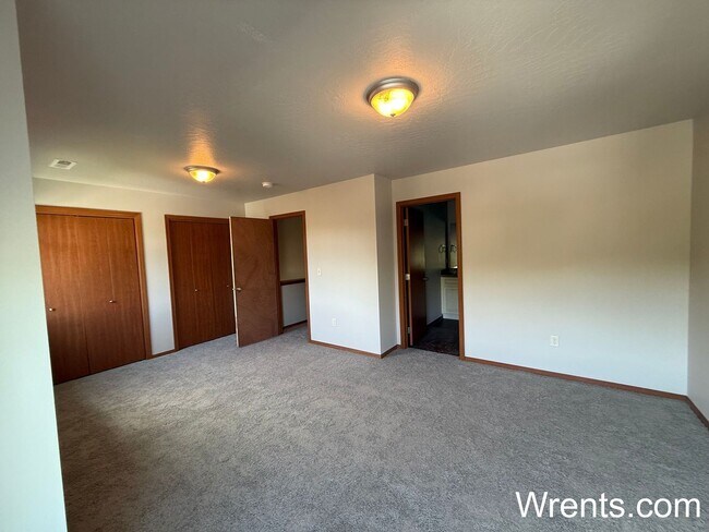 Building Photo - Newly Renovated 3 bed 2.5 bath in Spokane ...