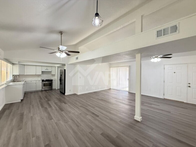 Building Photo - 8007 Lake Forest Dr