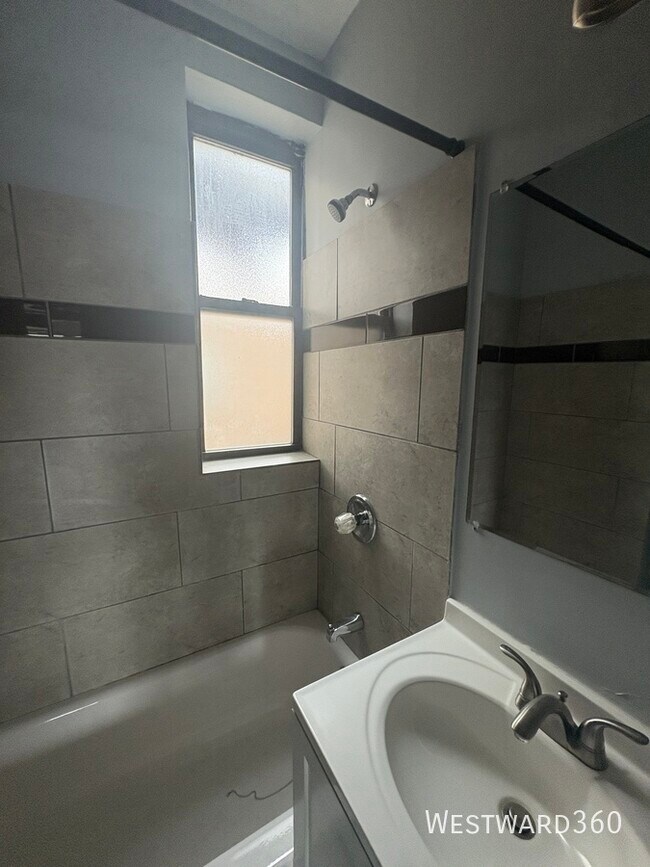 Building Photo - 707 E 62nd St