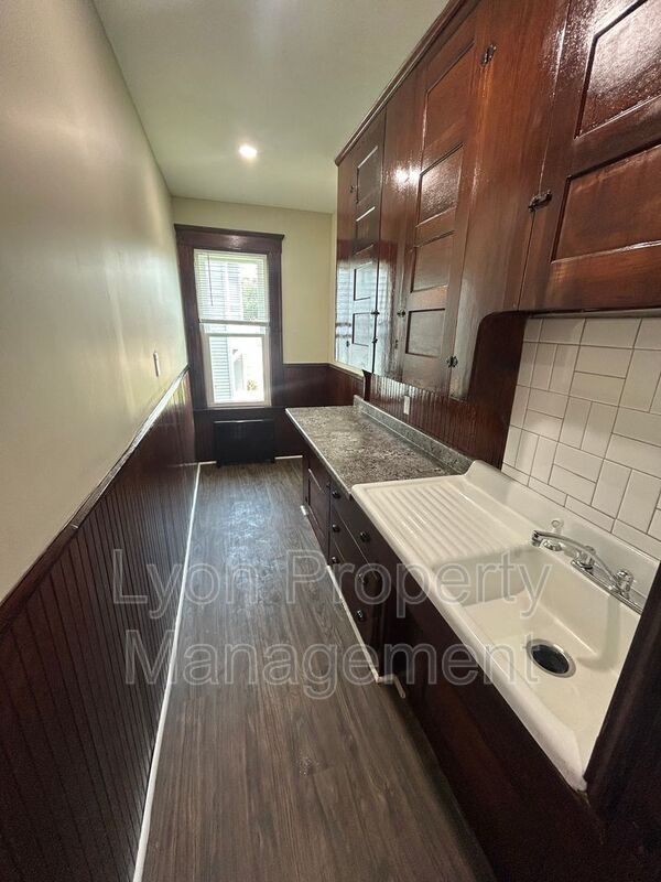 Building Photo - 568 Elm St