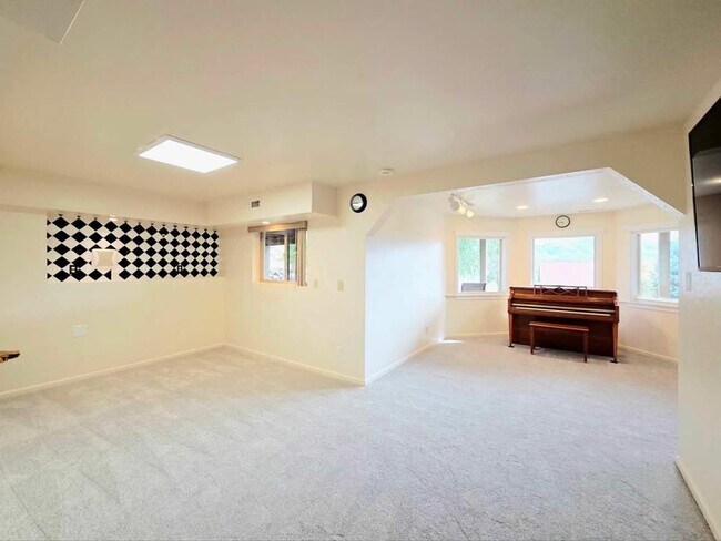 Building Photo - Gorgeous 4 Bed, 3 Bath Home w/ STUNNING RI...