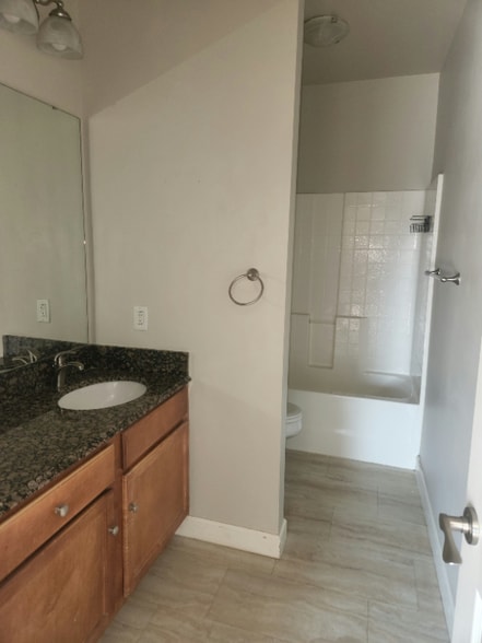 Building Photo - 885 Forest Ave