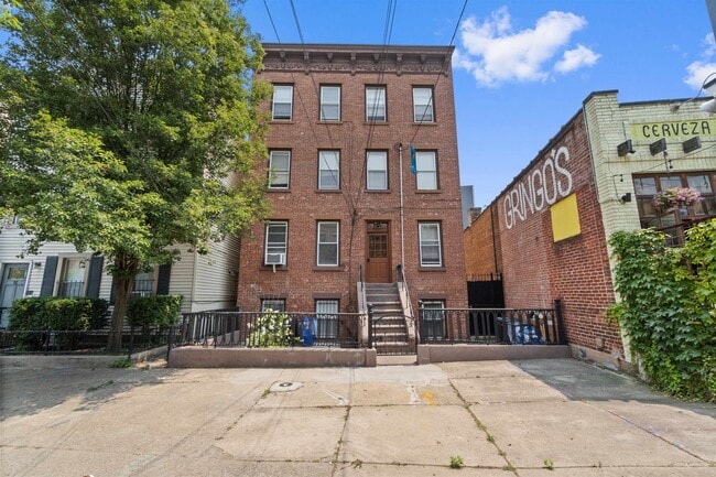 Building Photo - 14 Coles St