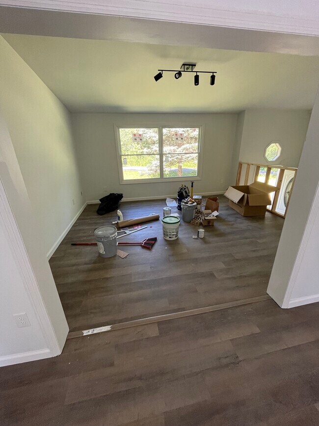 Building Photo - 13 Jason Ct