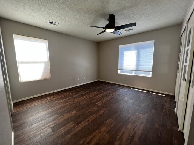 Building Photo - Beautiful 3 bedroom 2 bathroom home.