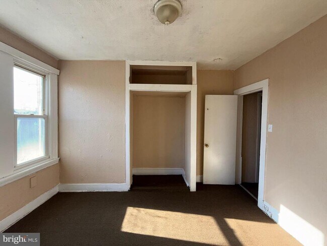 Building Photo - 2411 W Indiana Ave