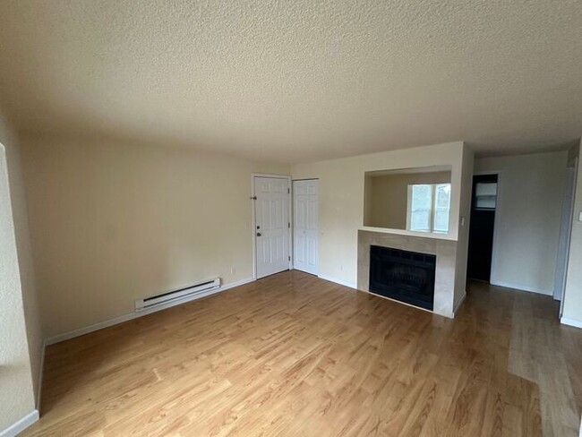 Building Photo - Upper Unit Fourplex Very Nice Spacious 2 B...