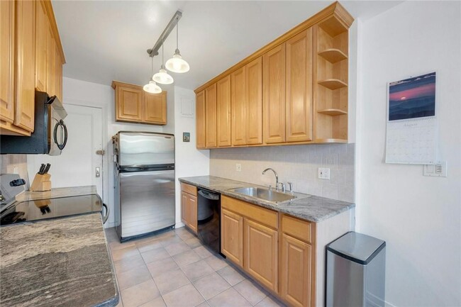 Building Photo - 280 Bronxville Rd