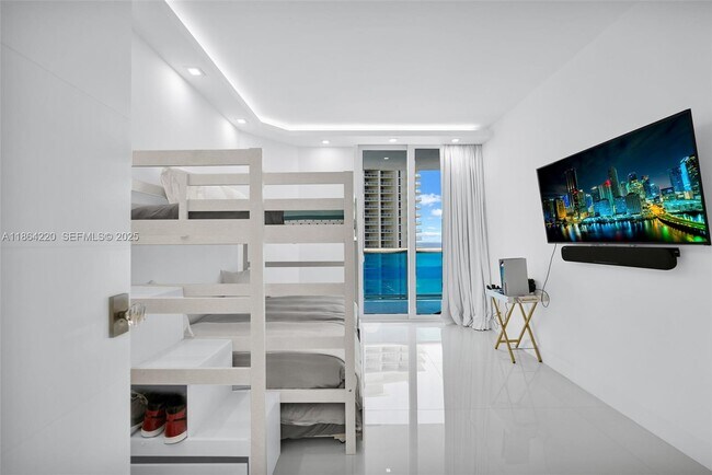 Building Photo - 16485 Collins Ave