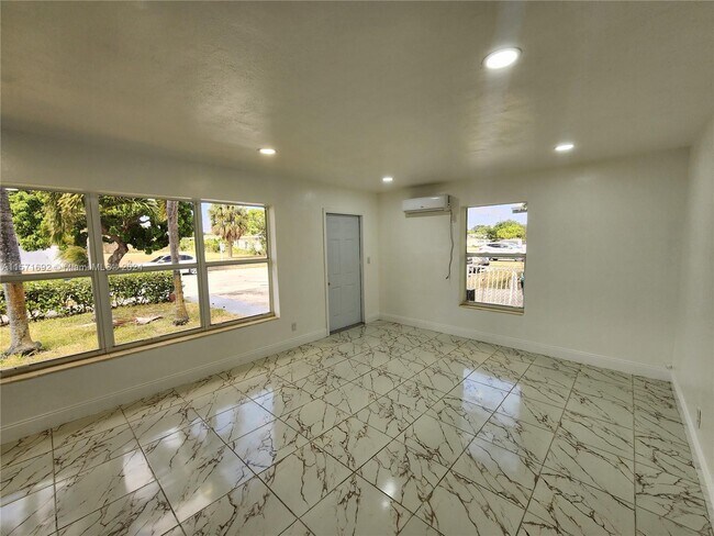 Building Photo - 4172 SW 21st St