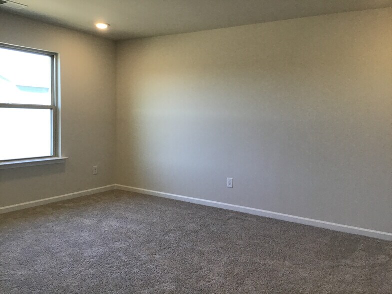 Building Photo - Room in House on Maylen Trace