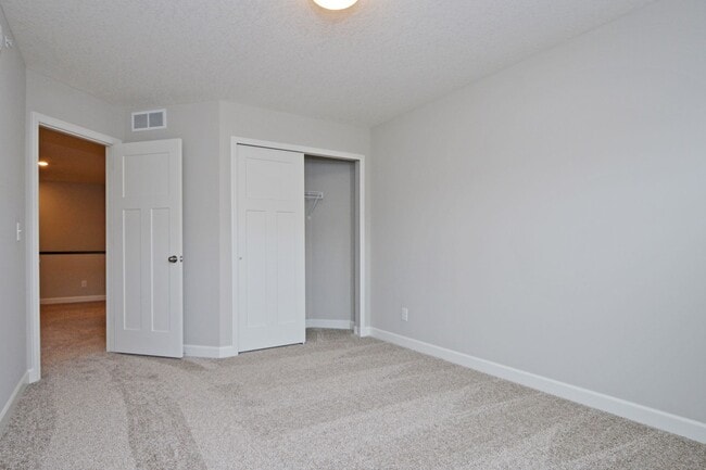 Building Photo - Beautiful 3-Bed 3-Bath Townhome in Blaine!